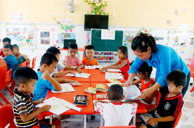 Giờ học tô màu của các em học sinh ở Trường mẫu giáo Tham Đôn thuộc xã Tham Đôn, huyện Mỹ Xuyên (Sóc Trăng). Ảnh: Sơn Giang Mỹ Xuyên về đích nông thôn mới ảnh 7