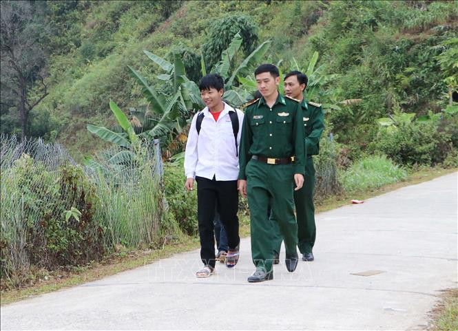 Các chiến sĩ biên phòng đưa đón các em học sinh tới trường. Ảnh: Hoàng Thùy Oanh – TTXVN Tiếp bước em đến trường nơi vùng cao biên giới tỉnh Lai Châu (Bài 1) ảnh 1