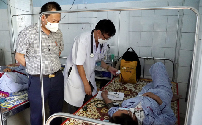 Thăm khám, điều trị các bệnh nhân mắc sốt xuất huyết tại tỉnh Quảng Bình. Ảnh: Nguyễn Hoàng - TTXVN phát Giám sát chặt chẽ các ổ dịch sốt xuất huyết, không để lây lan trên diện rộng ảnh 3