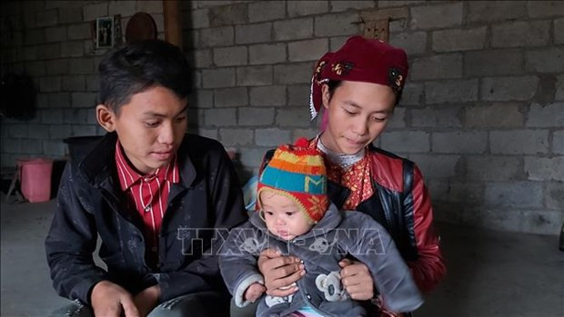Ly Mí Hờ và Sùng Thị Cáy, thôn Thèn Ván, xã Lũng Cú, huyện Đồng Văn (Hà Giang) làm bố mẹ ở tuổi 16. Ảnh: Nguyễn Chiến-TTXVN Ngày quốc tế trẻ em gái (11/10): Phát huy quyền tham gia của trẻ em gái vùng dân tộc thiểu số (Bài 1) ảnh 1