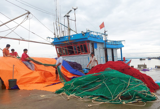 Ngư dân Quảng Trị thu dọn ngư lưới cụ để tránh bão. Ảnh: Nguyên Lý-TTXVN Ứng phó với bão Noru, Quảng Trị hoàn thành sơ tán dân trước 15 giờ ngày 27/9 ảnh 2