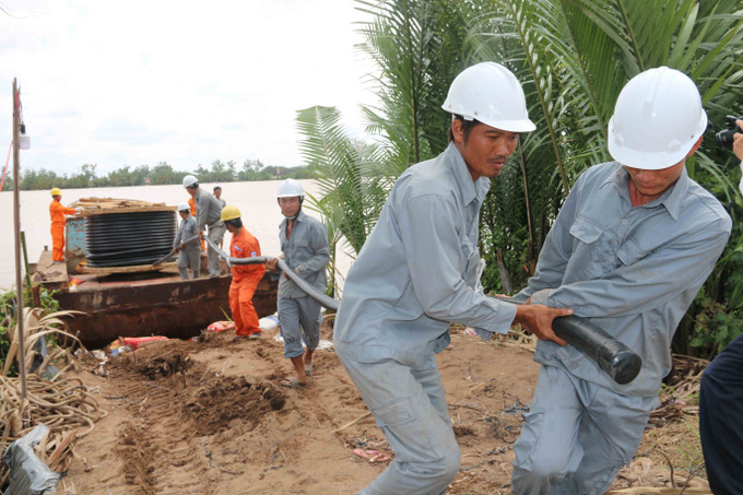 Kéo điện về với vùng đồng bào Khmer huyện Châu Thành (Trà Vinh). Ảnh: Phúc Sơn Khởi sắc vùng đồng bào dân tộc Khmer tỉnh Trà Vinh ảnh 4