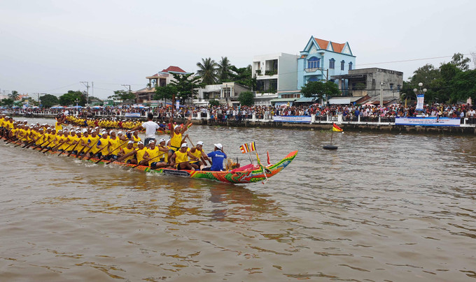 Vào dịp lễ hội Ok Om Bok, đua ghe Ngo đã thu hút hàng chục đội ghe Ngo tham gia và trở thành sự kiện văn hóa truyền thống của đồng bào Khmer tỉnh Trà Vinh. Ảnh: Thanh Hòa Khởi sắc vùng đồng bào dân tộc Khmer tỉnh Trà Vinh ảnh 5