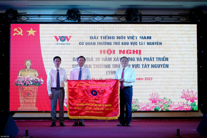 Tổng Giám đốc Đài TNVN Đỗ Tiến Sỹ trao bức trướng tặng Cơ quan Thường trú khu vực Tây Nguyên. Ảnh: baodaklak.vn Nâng cao chất lượng chương trình phát thanh, giàu bản sắc dân tộc Tây Nguyên ảnh 2