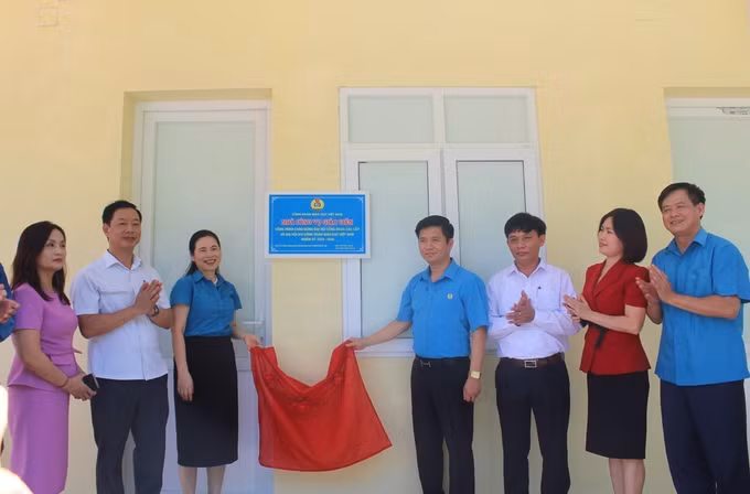 Bàn giao nhà công vụ cho giáo viên vùng biên Thanh Hóa trước thềm năm học mới ảnh 1
