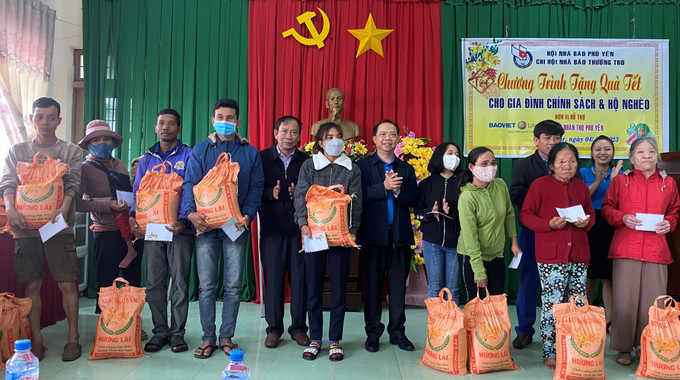 Chi hội Nhà báo thường trú tại Phú Yên phối hợp với Công ty Bảo Việt nhân thọ tỉnh Phú Yên trao quà Tết cho đồng bào nghèo và gia đình chính sách tại huyện Sông Hinh. Ảnh: Tường Quân – TTXVN Phú Yên: Chăm lo Tết cho người có công và hộ nghèo ảnh 3