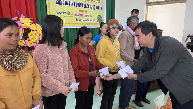 Đại diện Công ty Bảo Việt nhân thọ tỉnh Phú Yên trao quà Tết mỗi suất trị giá 500.000 đồng cho đồng bào nghèo và gia đình chính sách. Ảnh: Tường Quân – TTXVN Phú Yên: Chăm lo Tết cho người có công và hộ nghèo ảnh 2