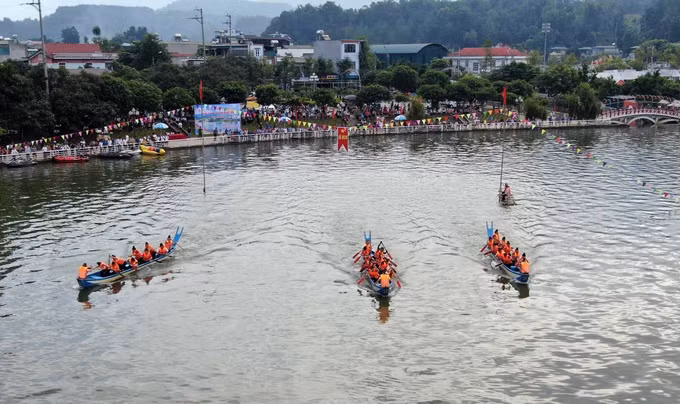 Hấp dẫn Giải đua thuyền đuôi én ở Than Uyên ảnh 1