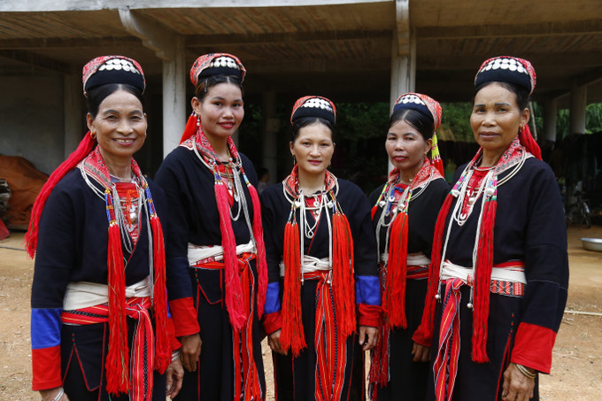 Màu đỏ đặc trưng trên trang phục phụ nữ Dao Thanh Y. Ảnh: Nam Sương - TTXVN Tuyên Quang: Người Dao Thanh Y xã Tân Tiến giữ gìn bản sắc trang phục truyền thống ảnh 6