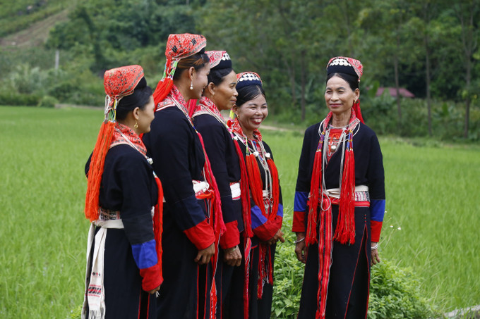 Màu đỏ đặc trưng trên trang phục phụ nữ Dao Thanh Y. Ảnh: Nam Sương – TTXVN Tuyên Quang: Người Dao Thanh Y xã Tân Tiến giữ gìn bản sắc trang phục truyền thống ảnh 1
