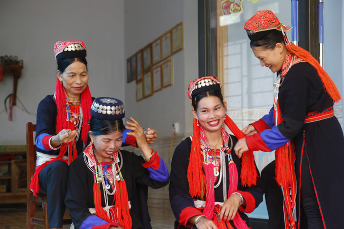 Người phụ nữ Dao vẫn luôn mặc những bộ trang phục trong mỗi dịp lễ, Tết. Ảnh: Nam Sương – TTXVN Tuyên Quang: Người Dao Thanh Y xã Tân Tiến giữ gìn bản sắc trang phục truyền thống ảnh 4