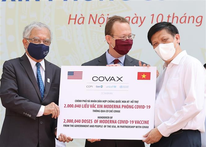 Ông Kamal Malhotra (bên trái), Điều phối viên Thường trú Liên hợp quốc tại Việt Nam trao 2.000.040 liều vaccine Moderna phòng COVID-19 của Hoa Kỳ hỗ trợ thông qua cơ chế Covax cho đại diện Việt Nam, Bộ trưởng Bộ Y tế Nguyễn Thanh Long. Ảnh: Dương Giang-TTXVN Thủ tướng Phạm Minh Chính: Nhiều người muốn ưu tiên vaccine phòng COVID-19 cho nơi dịch bệnh phức tạp ảnh 6