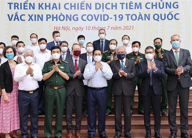 Thủ tướng Phạm Minh Chính và đại biểu, đại diện các tổ chức quốc tế tham dự Lễ phát động triển khai Chiến dịch tiêm chủng vaccine phòng COVID-19 toàn quốc. Ảnhh: Dương Giang - TTXVN Thủ tướng Phạm Minh Chính: Nhiều người muốn ưu tiên vaccine phòng COVID-19 cho nơi dịch bệnh phức tạp ảnh 3