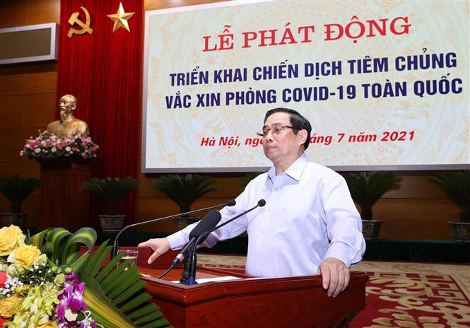 Thủ tướng Phạm Minh Chính phát biểu tại Lễ phát động triển khai Chiến dịch tiêm chủng vaccine phòng COVID-19 toàn quốc. Ảnh: Dương Giang-TTXVN Thủ tướng Phạm Minh Chính: Nhiều người muốn ưu tiên vaccine phòng COVID-19 cho nơi dịch bệnh phức tạp ảnh 2