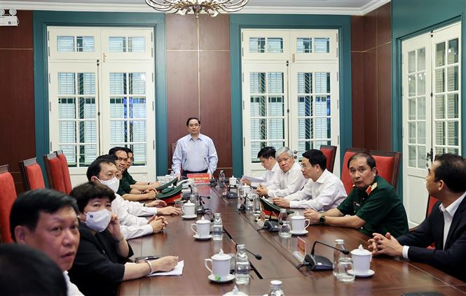 Thủ tướng Phạm Minh Chính thăm Trung tâm chỉ huy Chiến dịch tiêm chủng vaccine phòng COVID-19 toàn quốc. Ảnh: Dương Giang-TTXVN Thủ tướng Phạm Minh Chính: Nhiều người muốn ưu tiên vaccine phòng COVID-19 cho nơi dịch bệnh phức tạp ảnh 4