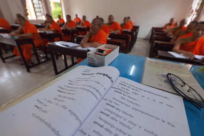 Trường bổ túc văn hóa Pali Trung cấp Nam Bộ, nơi biên soạn giáo trình đào tạo, dạy tiếng Pali và Khmer cho tăng sinh ở khu vực đồng bằng Nam Bộ. Trong ảnh là giáo trình được giáo viên tiếng Khmer sử dụng. Ảnh: Trọng Chính Bảo tồn tiếng nói chữ viết dân tộc Khmer ở Sóc Trăng ảnh 3