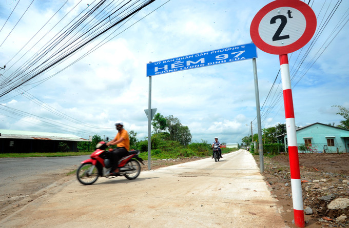 Giao thông ở các phường ven thành phố Sóc Trăng giờ đã được bê tông hóa rộng rãi đáp ứng nhu cầu đi lại của người dân. Ảnh: An Hiếu Nét mới ở vùng ven đô Sóc Trăng ảnh 2