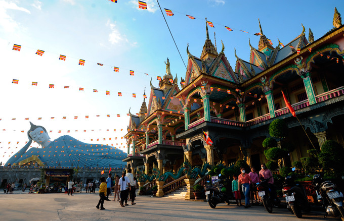 Vẻ đẹp nguy nga, lộng lẫy của chùa Som Rong ở phường 5, thành phố Sóc Trăng, nơi để du khách trải nghiệm những tinh hoa văn hóa độc đáo, nghệ thuật kiến trúc đặc sắc của người Khmer Sóc Trăng. Ảnh: An Hiếu Nét mới ở vùng ven đô Sóc Trăng ảnh 3