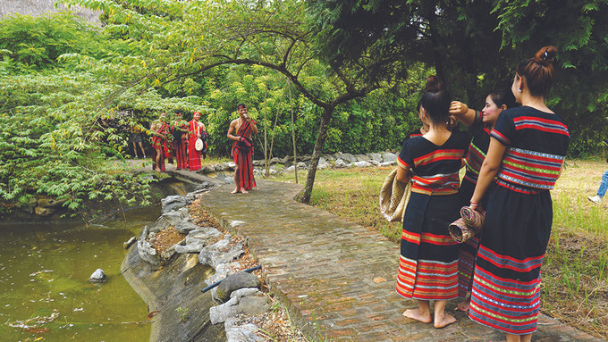 Các chàng trai, cô gái cùng nhau giao duyên đối đáp để bắt cặp đôi. Ảnh: Hoàng Hải - DTMN Tục đi sim của người Pa Kô ảnh 1