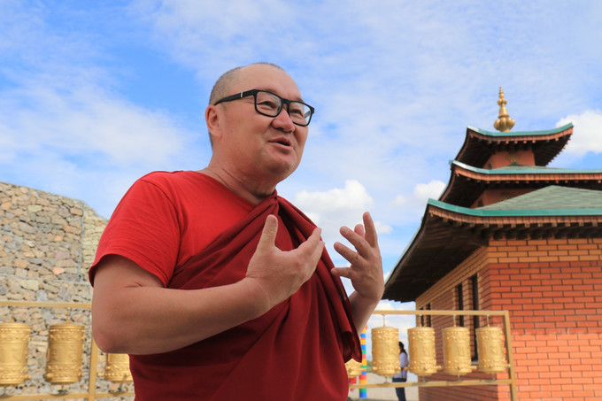 Nhà sư Boyan chịu trách nhiệm trông coi chùa trên núi Beldir chia sẻ với du khách những chi tiết thú vị về bức tượng Phật Thích Ca. Ảnh: Trần Hiếu - PV TTXVN tại Nga Độc đáo bức tượng phật cao nhất nước Nga ảnh 4