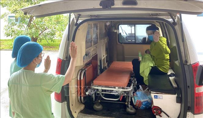 Sản phụ nhiễm COVID-19 và con gái được xuất viện sau 3 lần xét nghiệm âm tính điều trị tại Bệnh viện Trung Ương Huế. Ảnh: Mai Trang-TTXVN Hành trình sinh tử của mẹ con sản phụ mắc COVID-19 ảnh 4