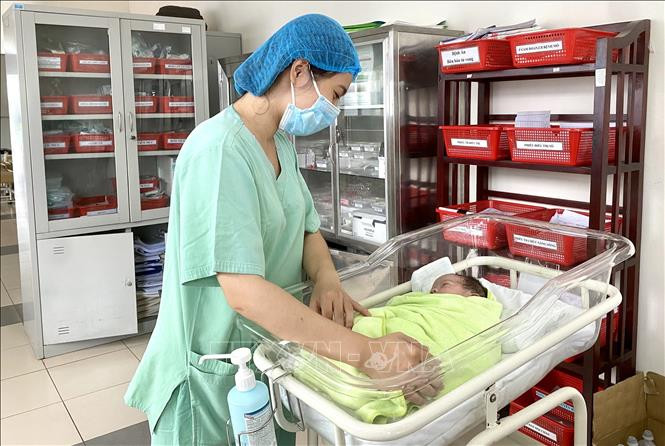 Con gái bệnh nhân nhiễm COVID-19 được chăm sóc tận tình tại Bệnh viện Trung ương Huế. Ảnh: Mai Trang-TTXVN Hành trình sinh tử của mẹ con sản phụ mắc COVID-19 ảnh 2