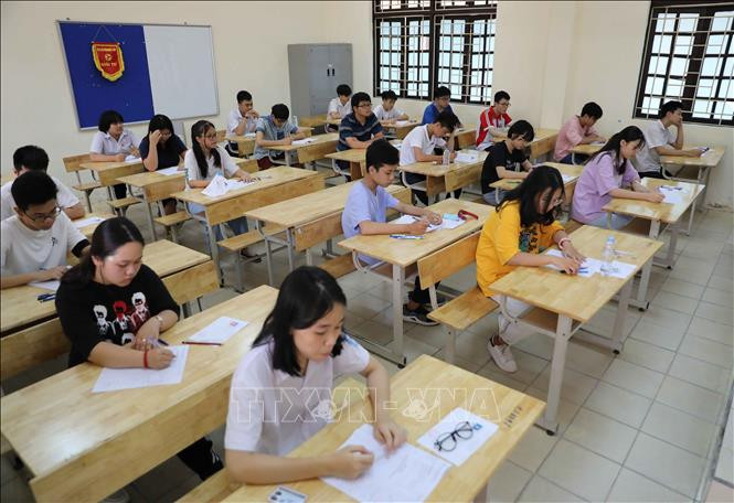 Thí sinh trước giờ làm bài thi môn Ngữ Văn tại điểm thi Trường THPT Cầu Giấy. Ảnh: Thanh Tùng – TTXVN Kỳ thi vào lớp 10 THPT tại Hà Nội: Tạo điều kiện tốt nhất cho thí sinh, đảm bảo kỳ thi minh bạch, công bằng ảnh 1