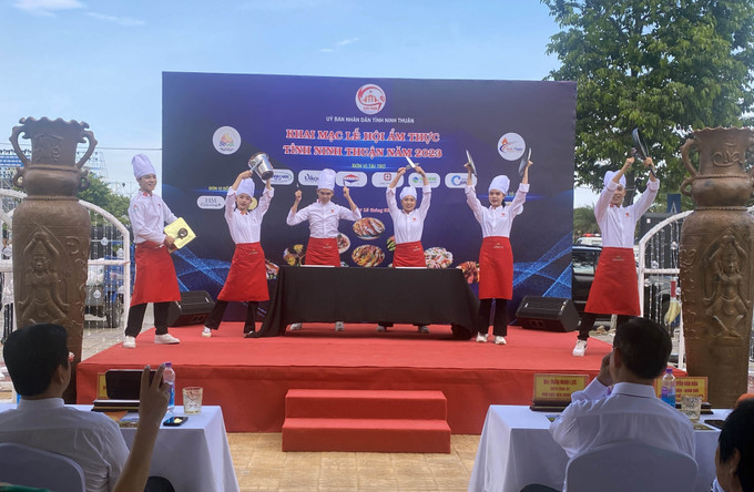 Các đầu bếp biểu diễn nghệ thuật tại lễ khai mạc. Ảnh: Công Thử - TTXVN Đưa hương vị ẩm thực Ninh Thuận đến với du khách ảnh 1