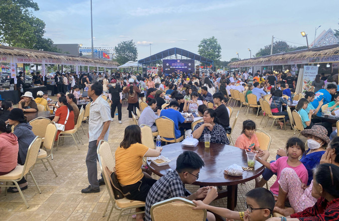 Lễ hội Ẩm thực Ninh Thuận thu hút đông đảo du khách thượng ngoạn. Ảnh: Công Thử - TTXVN Đưa hương vị ẩm thực Ninh Thuận đến với du khách ảnh 3