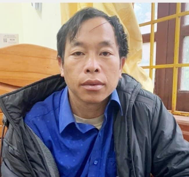 Đối tượng Vàng A đến đầu thú tại Công an xã Phìn Hồ, huyện Sìn Hồ. Ảnh: TTXVN phát Lai Châu: Vận động đối tượng bị truy nã ra đầu thú ảnh 1