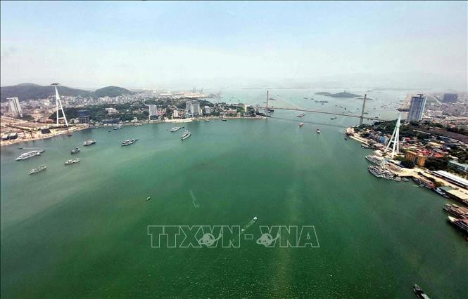 Cầu Bãi Cháy, một trong những chỉ dẫn địa lý nổi tiếng khi đến với thành phố Hạ Long. Ảnh: Thanh Vân-TTXVN Quảng Ninh: Chiêm ngưỡng kỳ quan thế giới và thành phố bên bờ di sản từ trên cao ảnh 2