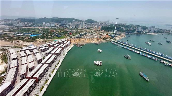 Cảng tàu khách quốc tế Hạ Long, là một trong những điểm xuất phát tham quan vịnh Hạ Long, bao quanh là hạ tầng các tòa nhà cao tầng đang dần mọc lên. Ảnh: Thanh Vân-TTXVN Quảng Ninh: Chiêm ngưỡng kỳ quan thế giới và thành phố bên bờ di sản từ trên cao ảnh 3