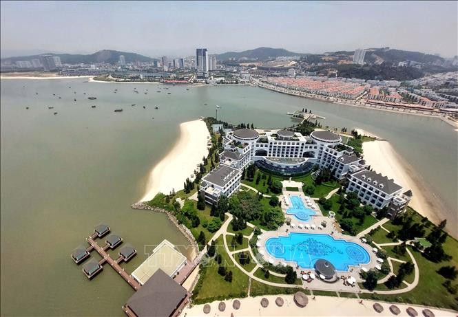 Đảo Rều, một điểm nghỉ dưỡng cao cấp, với nhiều dịch vụ hấp dẫn, cách trung tâm thành phố Hạ Long khoảng 2km. Ảnh: Thanh Vân-TTXVN Quảng Ninh: Chiêm ngưỡng kỳ quan thế giới và thành phố bên bờ di sản từ trên cao ảnh 5