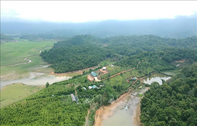 Hiện có hơn 30 bản làng của đồng bào các dân tộc sinh sống tại các đảo, bán đảo nằm xen kẽ trong vùng lòng hồ Pá Khoang, vùng đệm rừng đặc dụng Mường Phăng. Tại các tiểu vùng văn hóa này còn lưu giữ được các phong tục tập quán, nét văn hóa đem đến không gian trải nghiệm thích thú cho du khách. Ảnh: Xuân Tiến – TTXVN Khám phá vẻ đẹp hồ Pá Khoang và rừng đặc dụng Mường Phăng ở Điện Biên ảnh 6