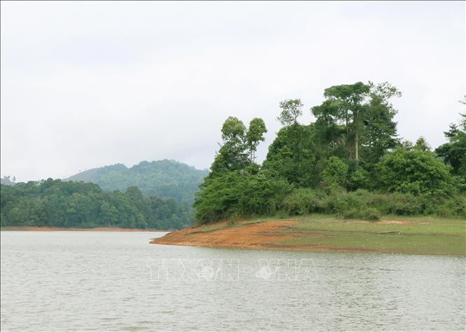 Lòng hồ Pá Khoang “khoét” sâu vào đất đồi, tạo nên những doi đất, mỏm đất, “tiểu đảo” có sinh cảnh đa dạng, cảnh quan đẹp. Ảnh: Xuân Tiến – TTXVN Khám phá vẻ đẹp hồ Pá Khoang và rừng đặc dụng Mường Phăng ở Điện Biên ảnh 9