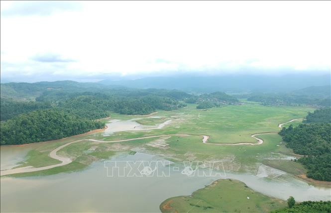 Từ tháng 3 hàng năm, mực nước hồ Pá Khoang xuống thấp, để lộ những diện tích rộng lớn, tạo nên những vùng bán ngập là nguồn tư liệu sản xuất để người dân các cộng đồng Thái, Khơ- Mú gieo cấy lúa nước. Ảnh: Xuân Tiến – TTXVN Khám phá vẻ đẹp hồ Pá Khoang và rừng đặc dụng Mường Phăng ở Điện Biên ảnh 5