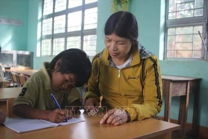 Để có thể ngồi dạy chữ cho các em, giáo viên phải vượt qua những đoạn đường khó khăn, vất vả đến trường. Ảnh: Hồng Điệp – TTXVN Gia Lai: Ngược đèo cõng chữ về làng Đê Kôn ảnh 5