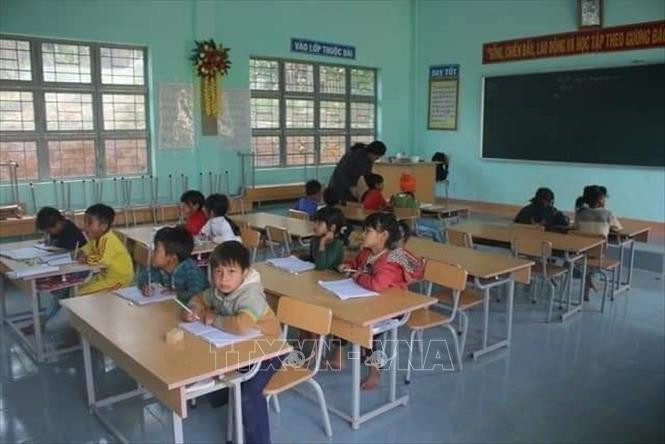 Học sinh chăm ngoan là niềm động viên cho thầy, cô mỗi ngày vượt khó khăn đến trường giảng dạy. Ảnh: Hồng Điệp – TTXVN Gia Lai: Ngược đèo cõng chữ về làng Đê Kôn ảnh 4