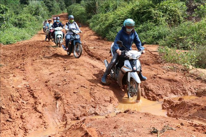 Những đoạn đường hằng ngày giáo viên dưới xuôi phải ngược đèo cõng chữ về làng Đê Kôn. Ảnh: Hồng Điệp – TTXVN Gia Lai: Ngược đèo cõng chữ về làng Đê Kôn ảnh 3
