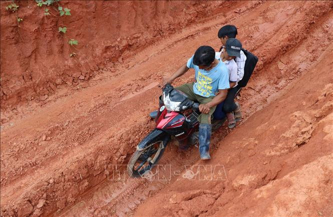 Học sinh cấp 2 được bố mẹ thồ xuống núi để học bán trú mỗi ngày. Ảnh: Hồng Điệp – TTXVN Gia Lai: Ngược đèo cõng chữ về làng Đê Kôn ảnh 7