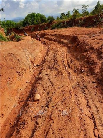 Những đoạn đường hằng ngày giáo viên dưới xuôi phải ngược đèo cõng chữ về làng Đê Kôn. Ảnh: Hồng Điệp – TTXVN Gia Lai: Ngược đèo cõng chữ về làng Đê Kôn ảnh 1