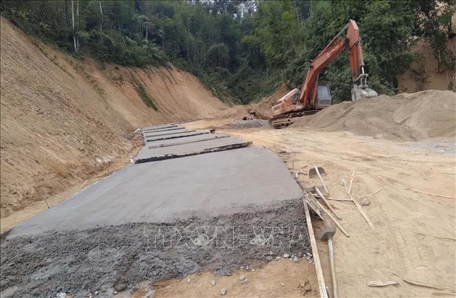 Công trình đường giao thông từ bản Son đi bản Ché Lầu, xã Na Mèo với số vốn khoảng 49 tỷ do huyện Quan Sơn làm chủ đầu tư đã đạt 60 % các hạng mục. Ảnh: Nguyễn Nam-TTXVN Thanh Hóa phát triển hạ tầng, giao thông vùng đồng bào dân tộc thiểu số ảnh 3