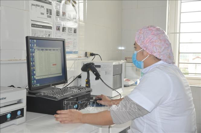 Kỹ thuật mới về xét nghiệm Gene Xpert MTB/RIF đã giúp chẩn đoán, phát hiện sớm bệnh nhân nhiễm lao và lao kháng thuốc. Ảnh: Việt Dũng – TTXVN Yên Bái ứng dụng kỹ thuật xét nghiệm sinh học phân tử, nâng cao hiệu quả điều trị lao và bệnh phổi ảnh 2
