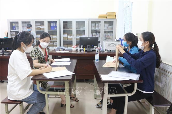 Tại Trường Đại học Y khoa Vinh , trong tổng số 910 chỉ tiêu cho 6 ngành đào tạo đã có 174 thí sinh trong diện xét tuyển học bạ và tuyển thẳng đến làm thủ tục nhập học đợt 1. Ảnh: Bích Huệ - TTXVN Xét tuyển đại học năm 2021: Có 61 thí sinh đạt từ 29,5 điểm không trúng tuyển nguyện vọng nào ảnh 1