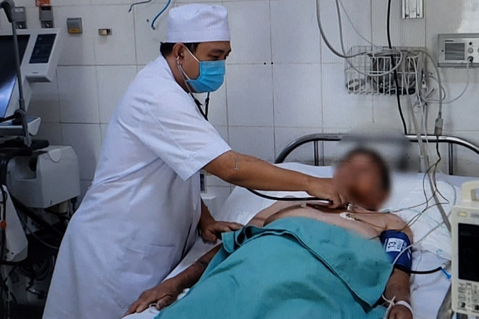 Bà C.T.L được lọc máu liên tục để giải độc do ong vò vẽ đốt. Ảnh: TTXVN phát Bậc Liêu: Cứu sống bệnh nhân cao tuổi bị ong vò vẽ đốt trên 70 vết ảnh 1