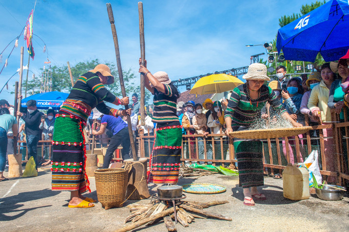 Thi giã gạo nấu cơm nhanh tại hội xuân. Ảnh: Minh Phương Đắk Nông: Ấn tượng Hội xuân Liêng Nung ảnh 7