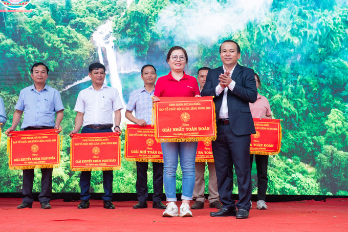 Vinh danh các đoàn đạt thành tích cao tại hội xuân. Ảnh: Minh Phương Đắk Nông: Ấn tượng Hội xuân Liêng Nung ảnh 11