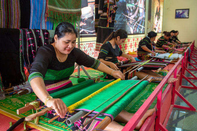 Người Mạ thi dệt thổ cẩm tại hội xuân. Ảnh: Minh Phương Đắk Nông: Ấn tượng Hội xuân Liêng Nung ảnh 5