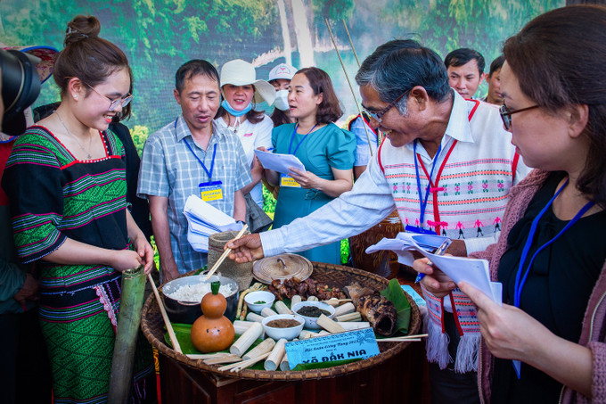 Chấm điểm phần thi ẩm thực với các món ăn truyền thống như thịt nướng, cơm lam, canh thụt… tại hội xuân Liêng Nung. Ảnh: Minh Phương Đắk Nông: Ấn tượng Hội xuân Liêng Nung ảnh 8