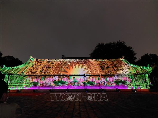 Trải nghiệm Không gian nghệ thuật & 3D Mapping tại sân Thái học, di tích Văn Miếu - Quốc Tử Giám. Ảnh: Đinh Thuận TTXVN Ứng dụng công nghệ 4.0 phát huy giá trị di tích Văn Miếu - Quốc Tử Giám (Hà Nội) ảnh 2